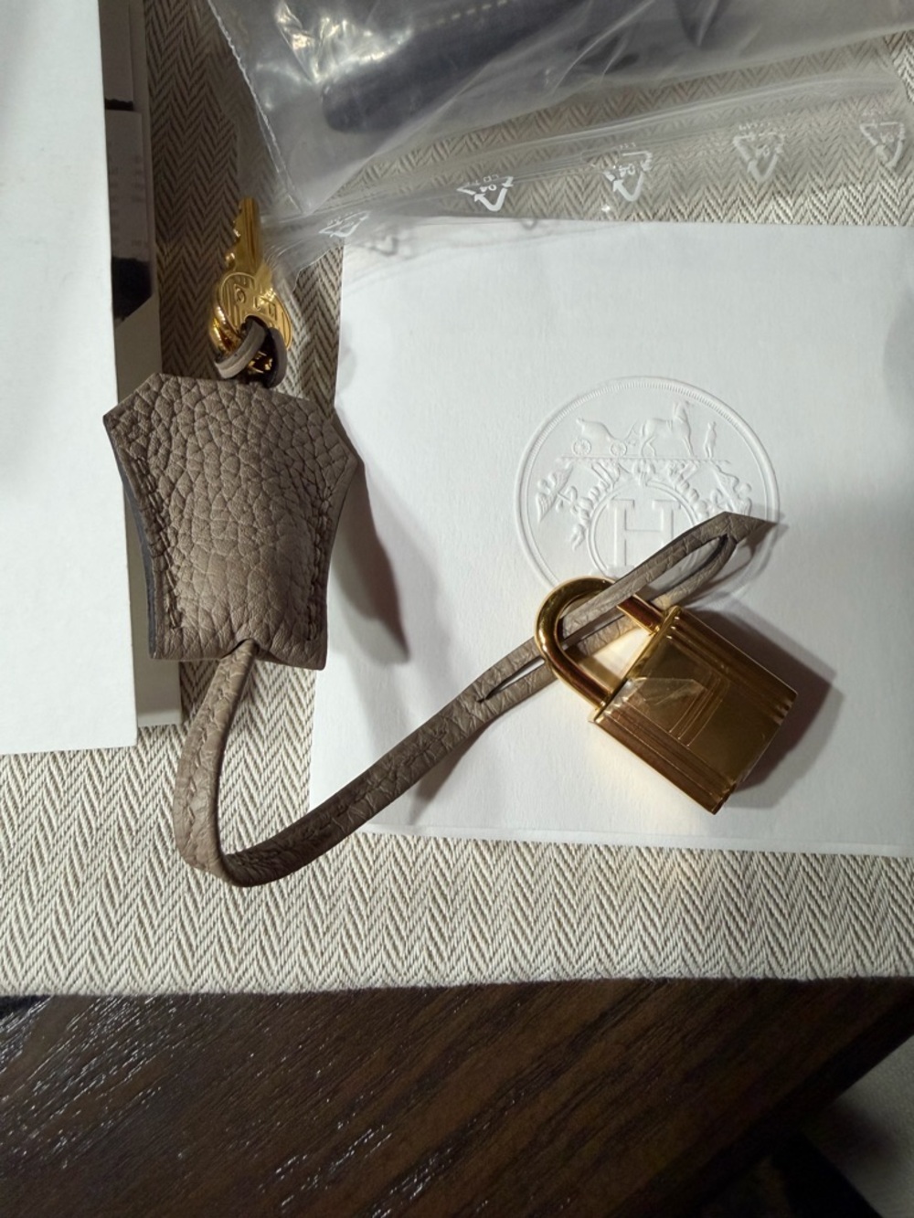 Hermès
Gris Tourterelle Togo Birkin 25 Gold Hardware, 2022 stamp U - Picture 13 of 14